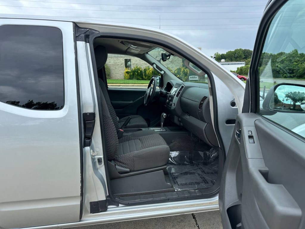 2016 Nissan Frontier Image 9