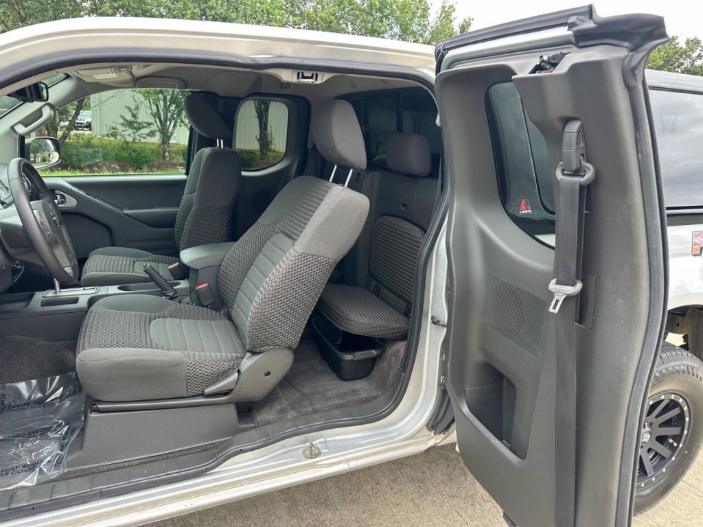2016 Nissan Frontier Image 10