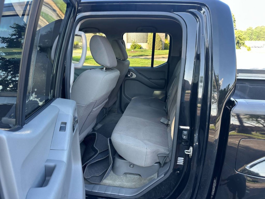 2016 Nissan Frontier Image 9