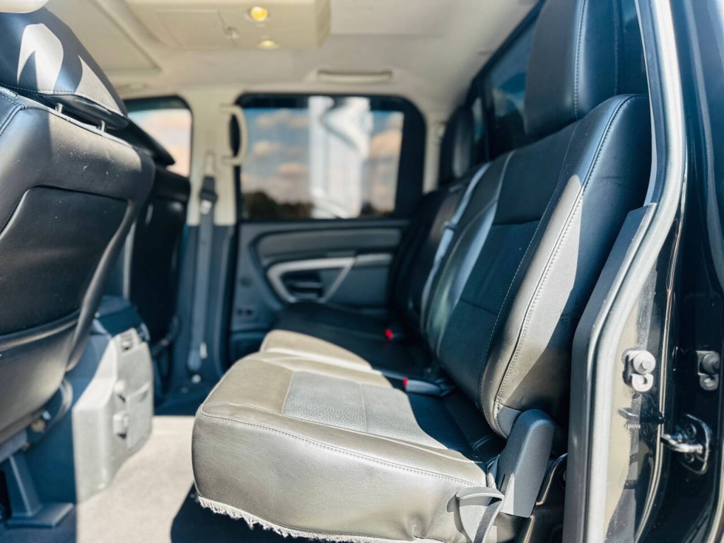 2015 Nissan Titan Image 9