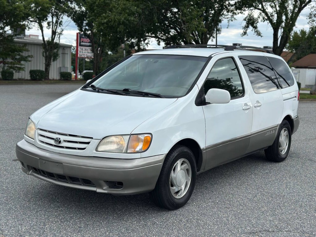 2002 Toyota Sienna Image 1