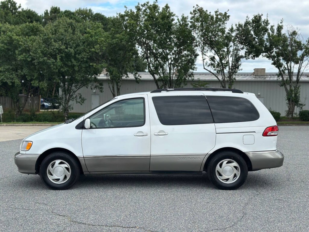 2002 Toyota Sienna Image 2