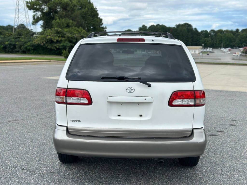 2002 Toyota Sienna Image 4