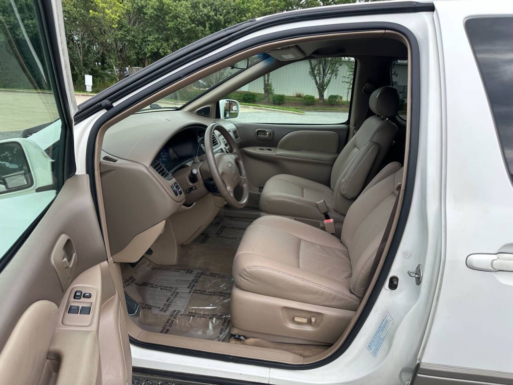 2002 Toyota Sienna Image 8