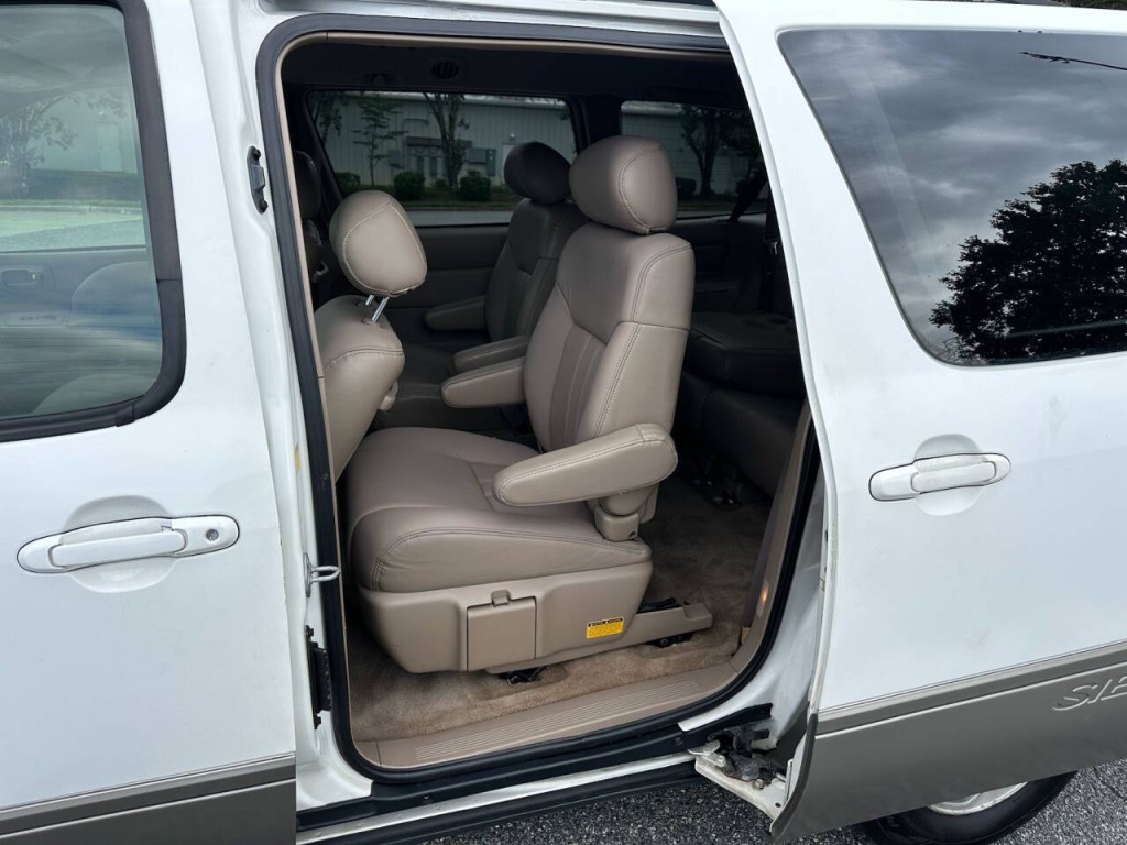 2002 Toyota Sienna Image 9