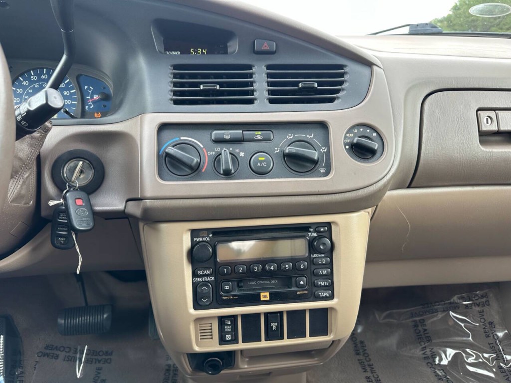 2002 Toyota Sienna Image 13