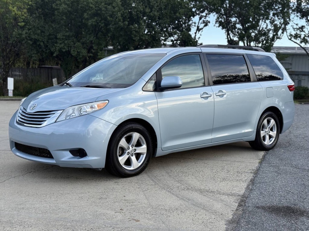 2015 Toyota Sienna Image 1