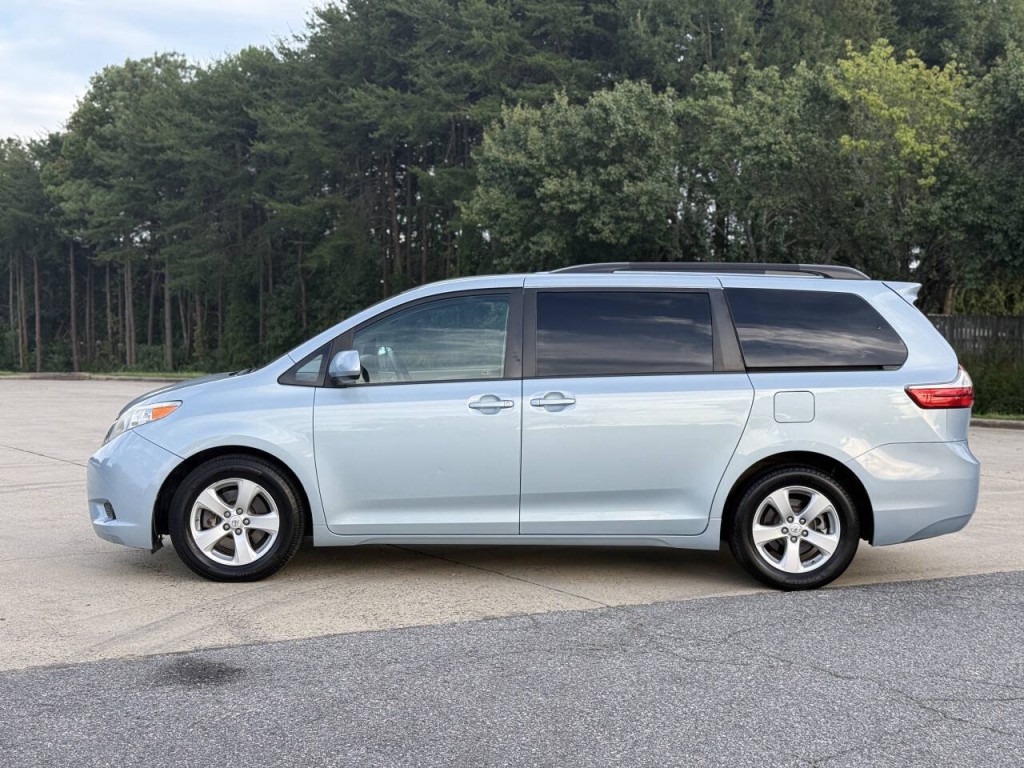2015 Toyota Sienna Image 2