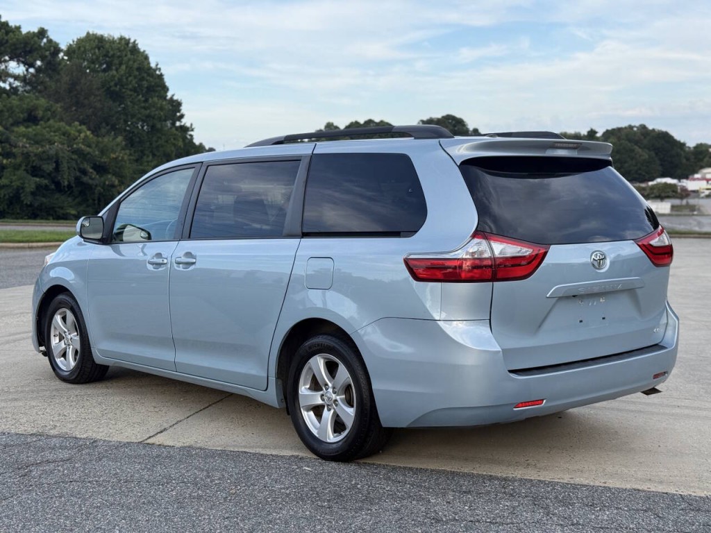 2015 Toyota Sienna Image 3