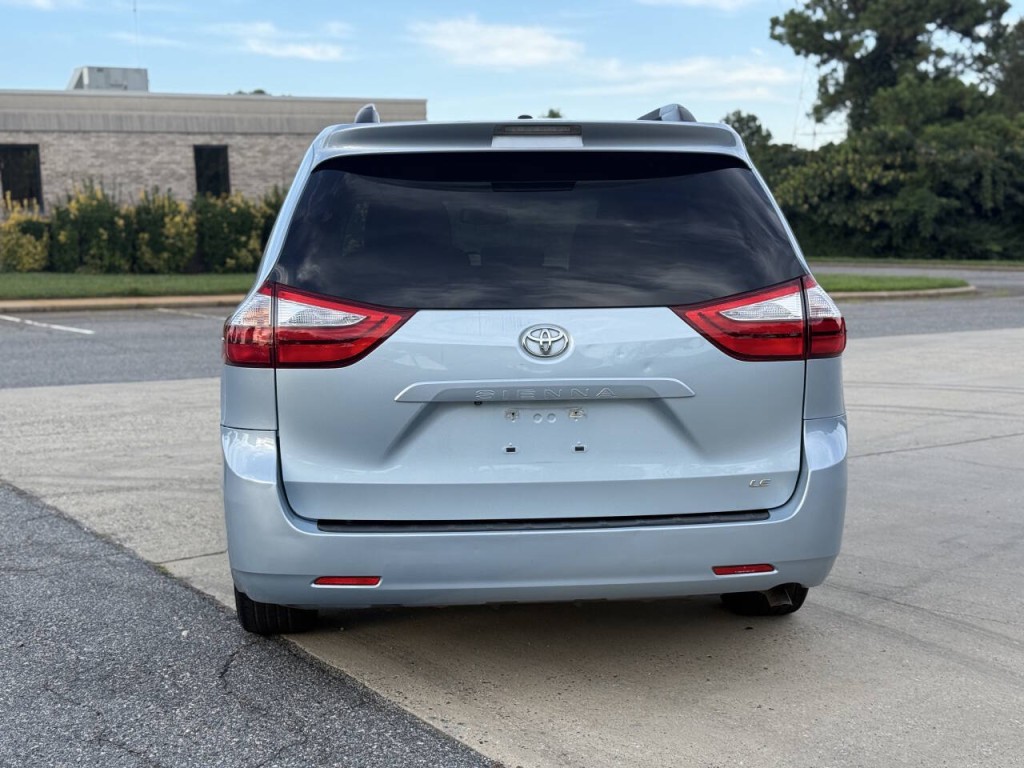 2015 Toyota Sienna Image 4