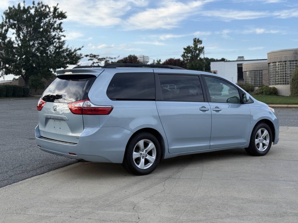 2015 Toyota Sienna Image 5