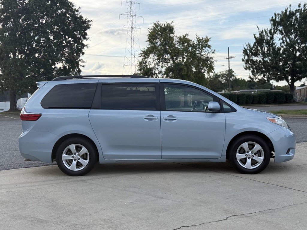 2015 Toyota Sienna Image 6