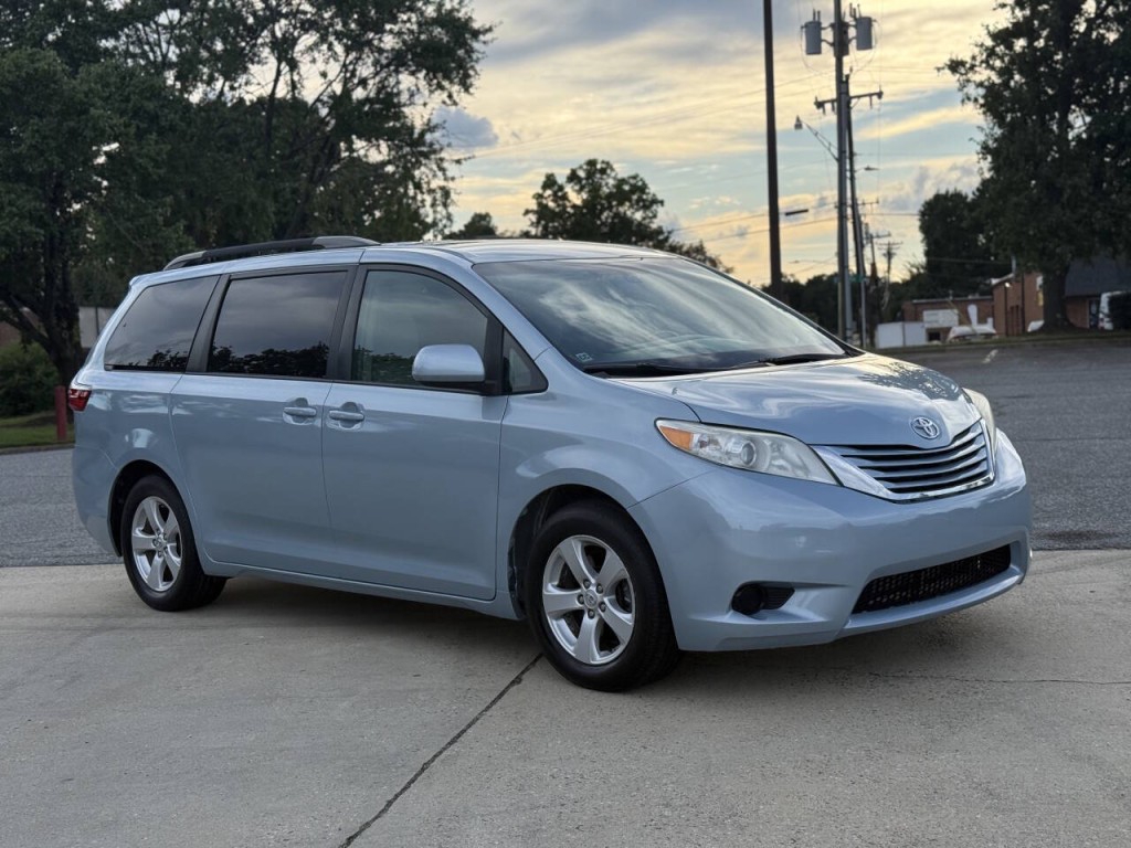 2015 Toyota Sienna Image 7