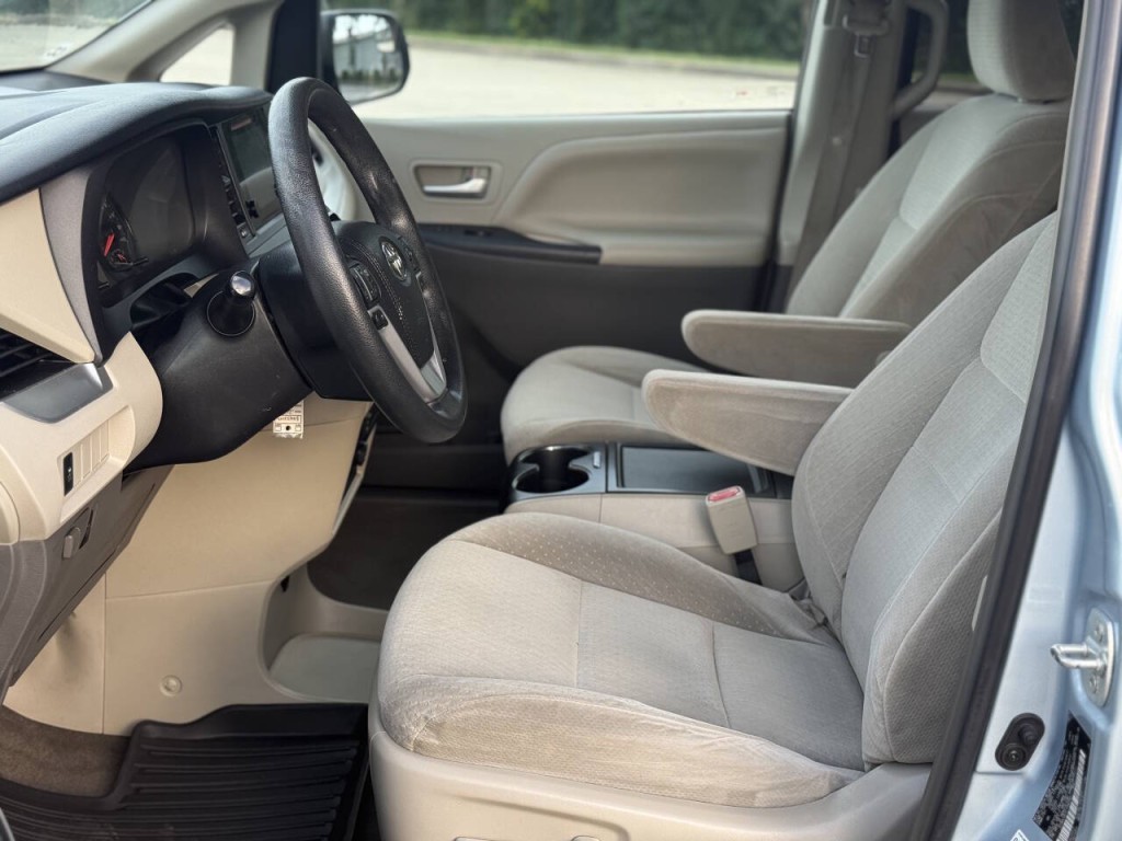 2015 Toyota Sienna Image 8