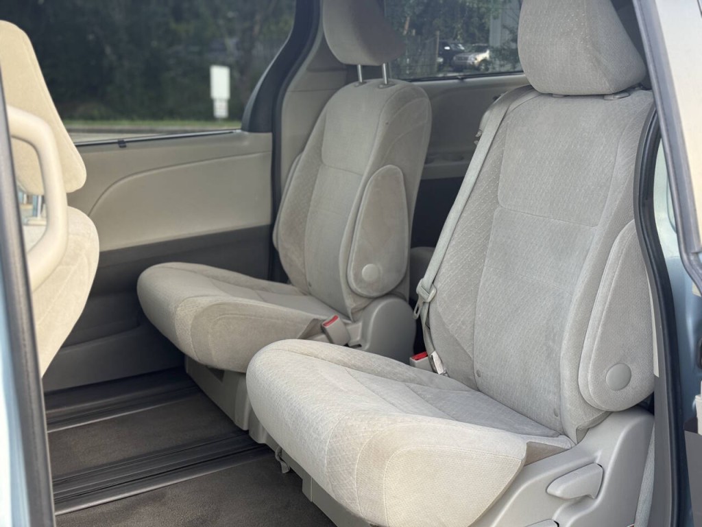 2015 Toyota Sienna Image 9