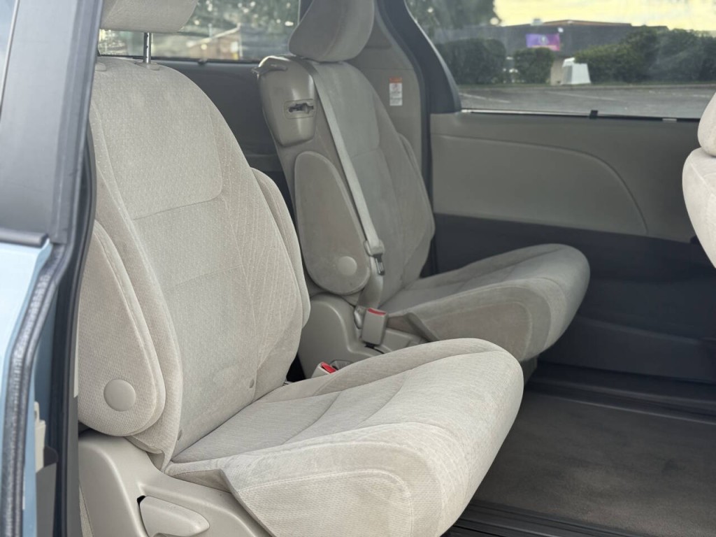 2015 Toyota Sienna Image 10