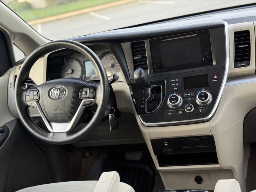 2015 Toyota Sienna Image 11