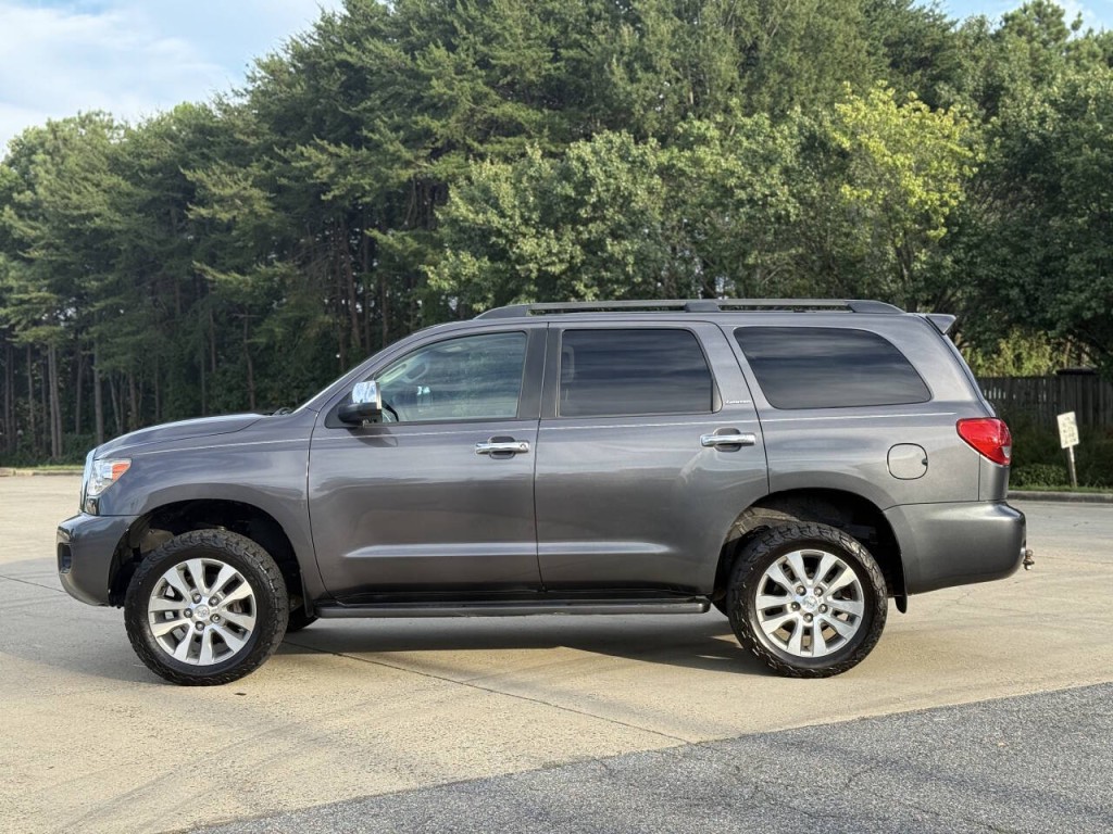 2015 Toyota Sequoia Image 2