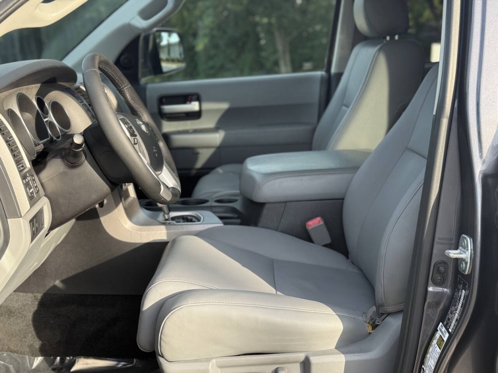 2015 Toyota Sequoia Image 8