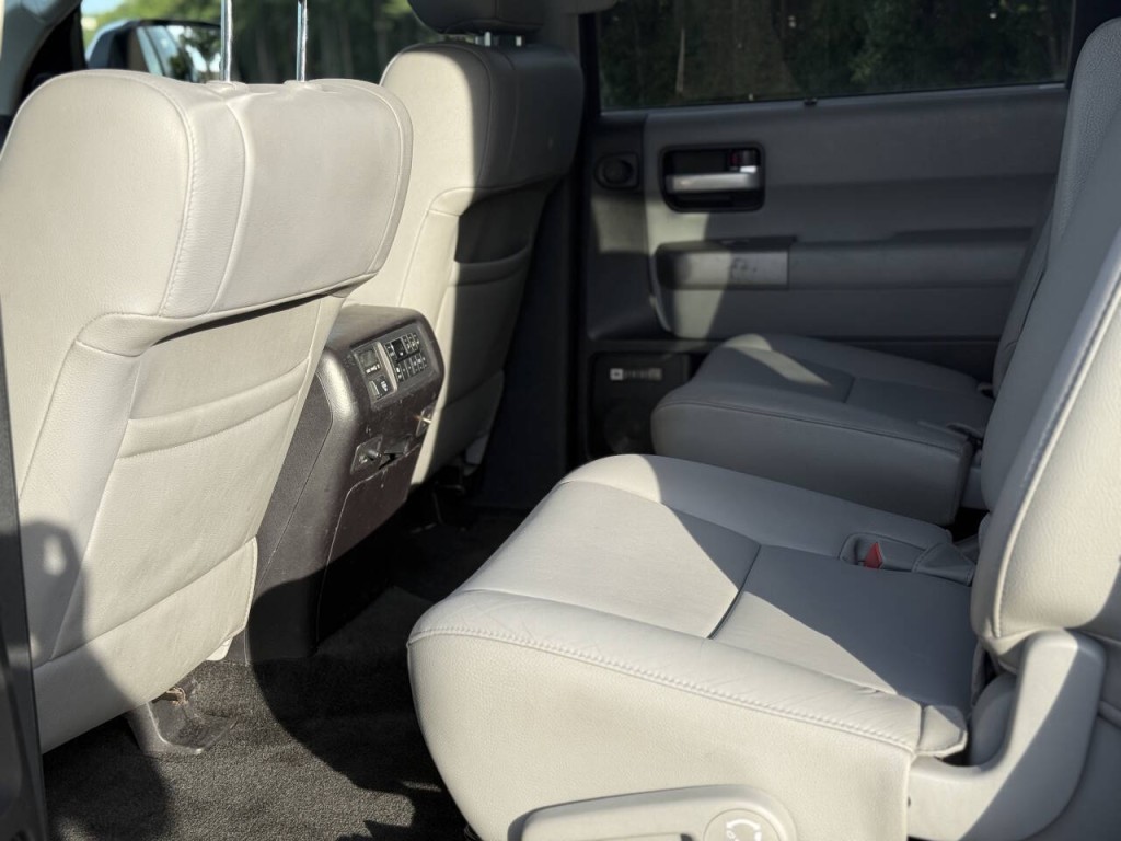 2015 Toyota Sequoia Image 9