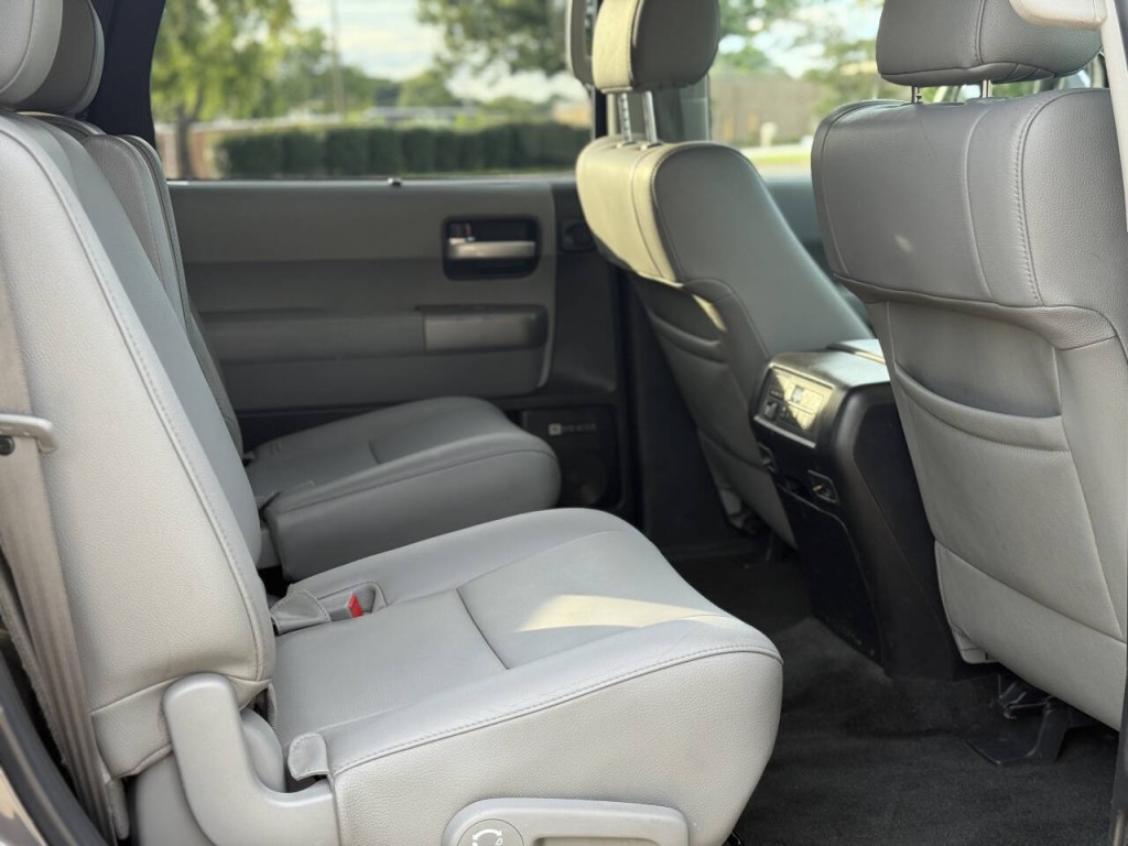2015 Toyota Sequoia Image 10
