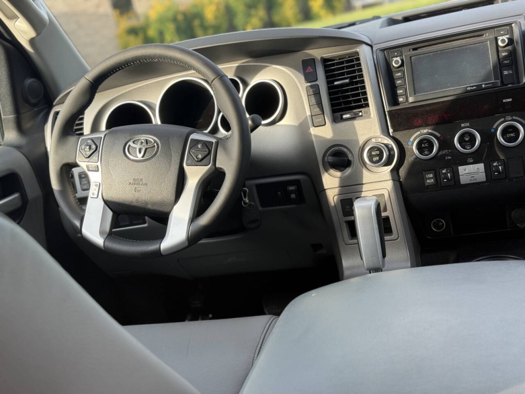 2015 Toyota Sequoia Image 11