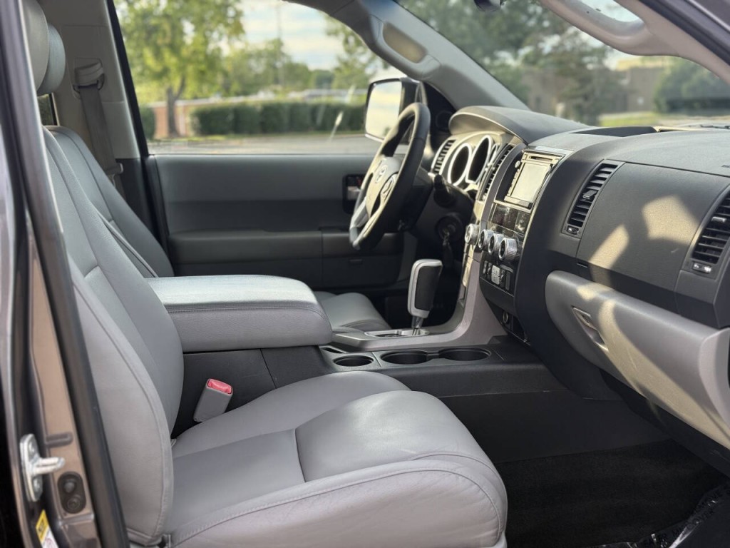 2015 Toyota Sequoia Image 12