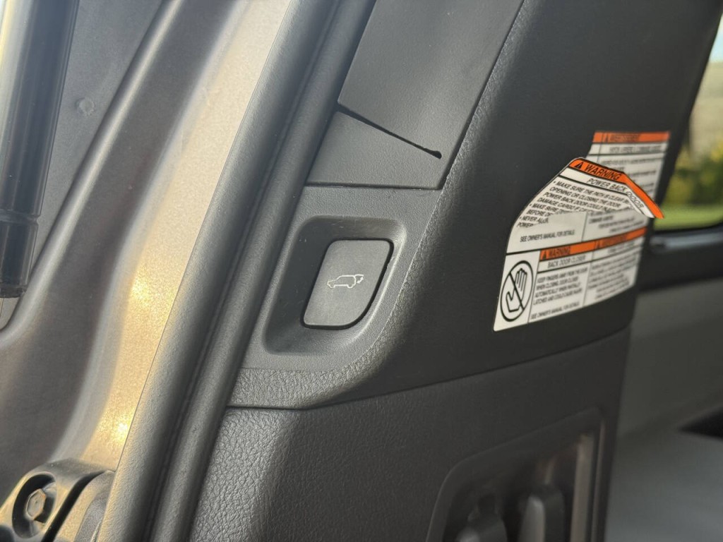2015 Toyota Sequoia Image 16