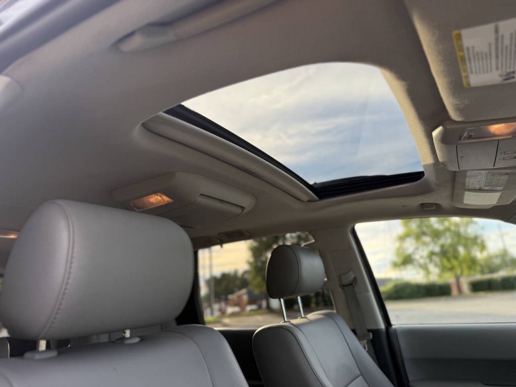 2015 Toyota Sequoia Image 17