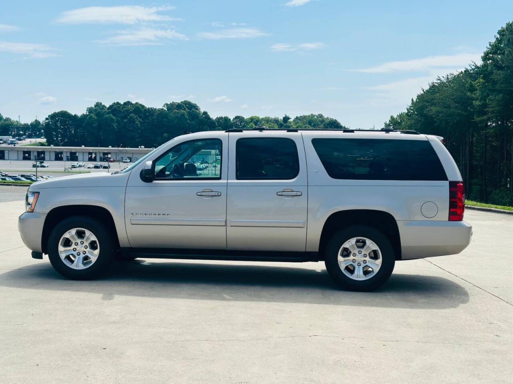 2007 Chevrolet Suburban Image 2