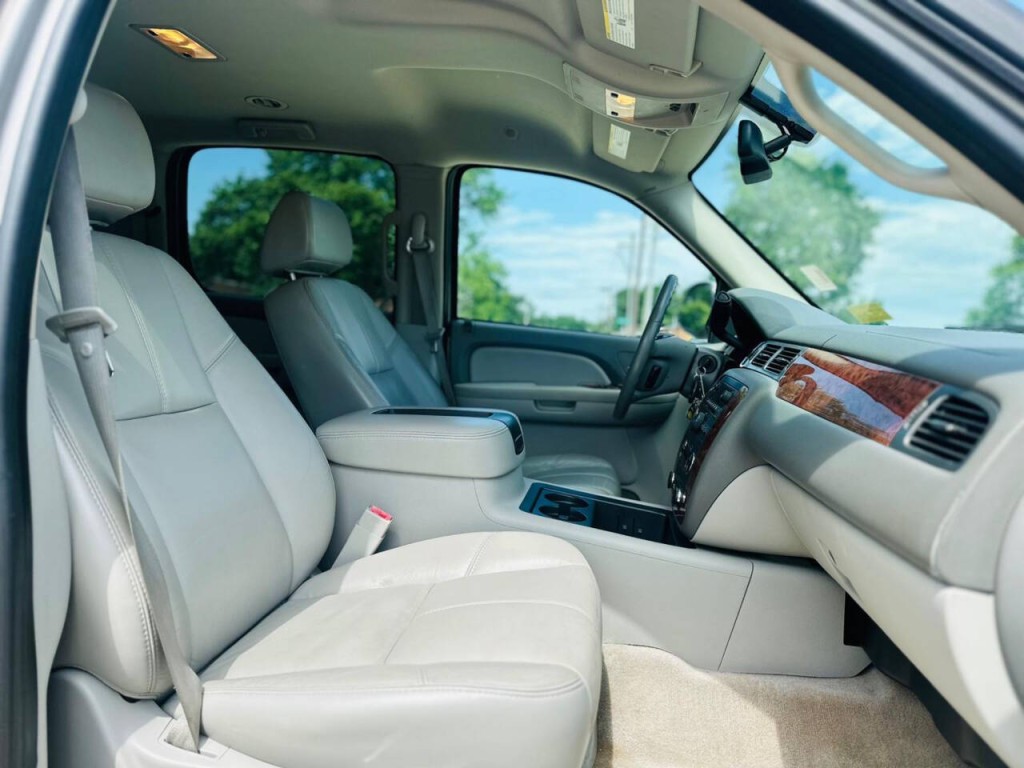 2007 Chevrolet Suburban Image 12