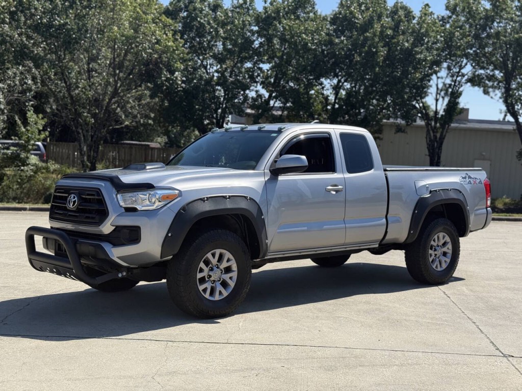 2017 Toyota Tacoma Image 1