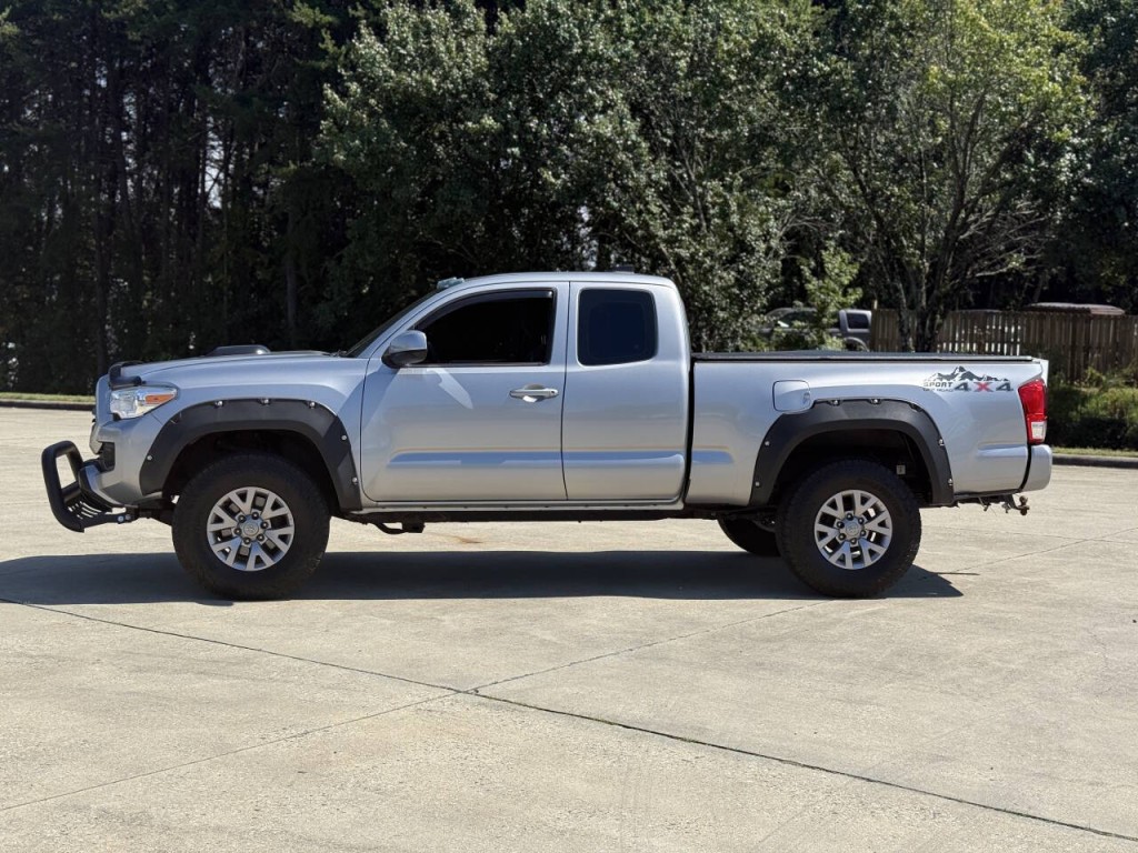 2017 Toyota Tacoma Image 2