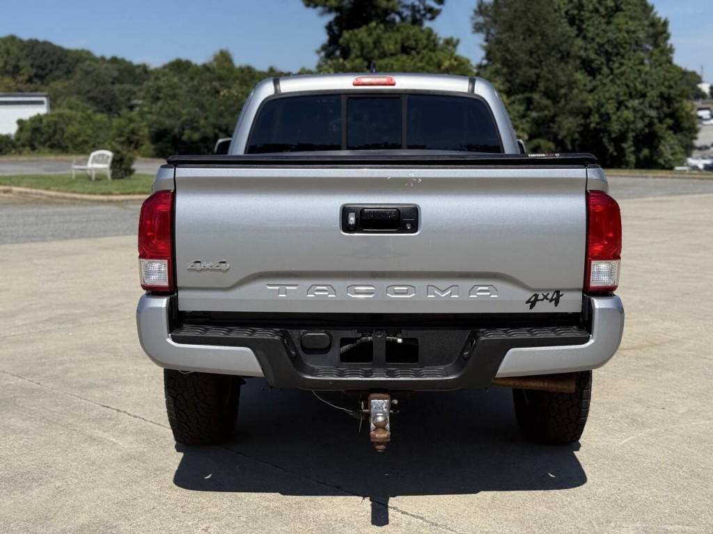 2017 Toyota Tacoma Image 4