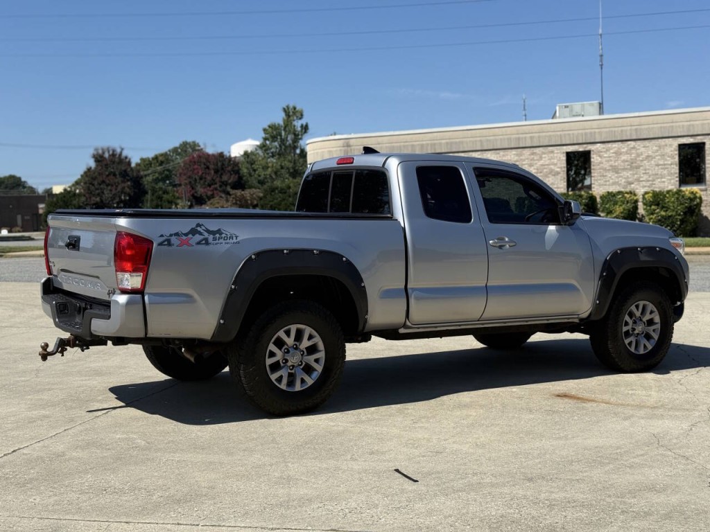2017 Toyota Tacoma Image 5