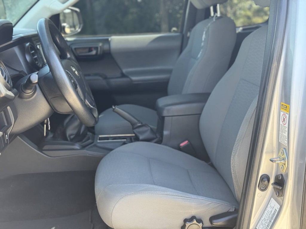 2017 Toyota Tacoma Image 8
