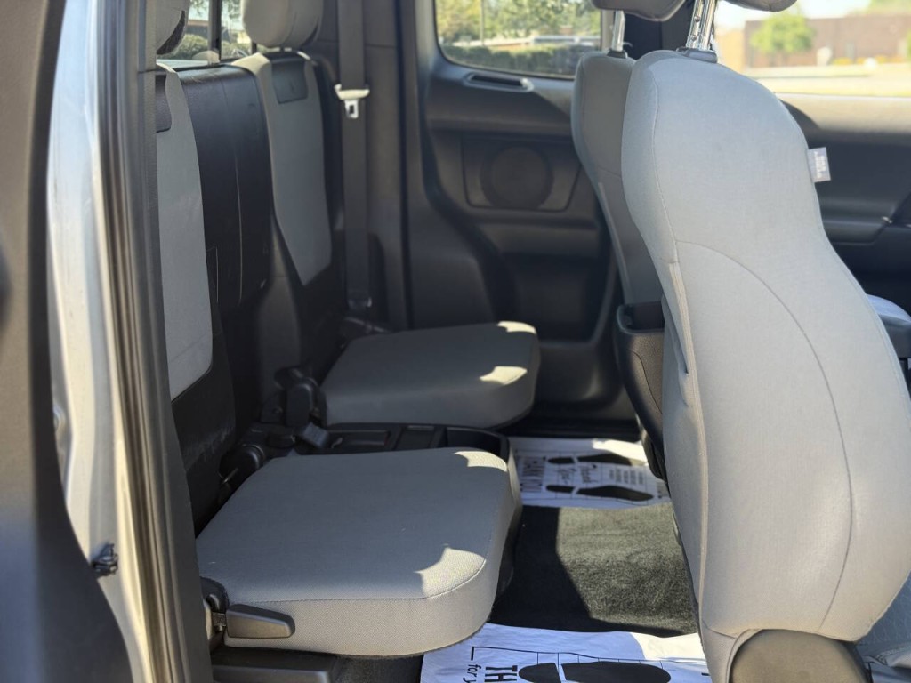2017 Toyota Tacoma Image 10