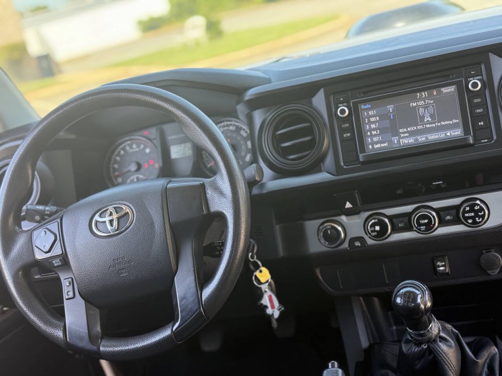 2017 Toyota Tacoma Image 11