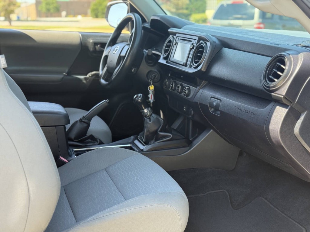 2017 Toyota Tacoma Image 12
