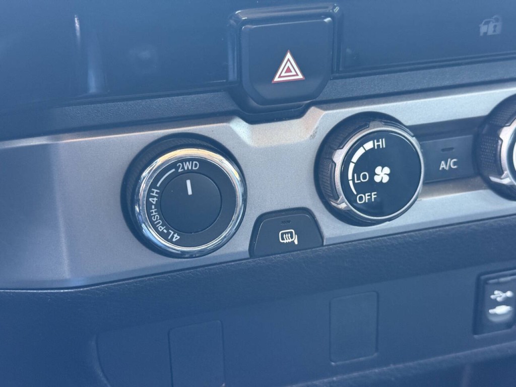 2017 Toyota Tacoma Image 13