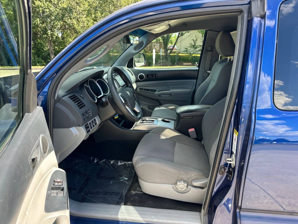 2015 Toyota Tacoma Image 8