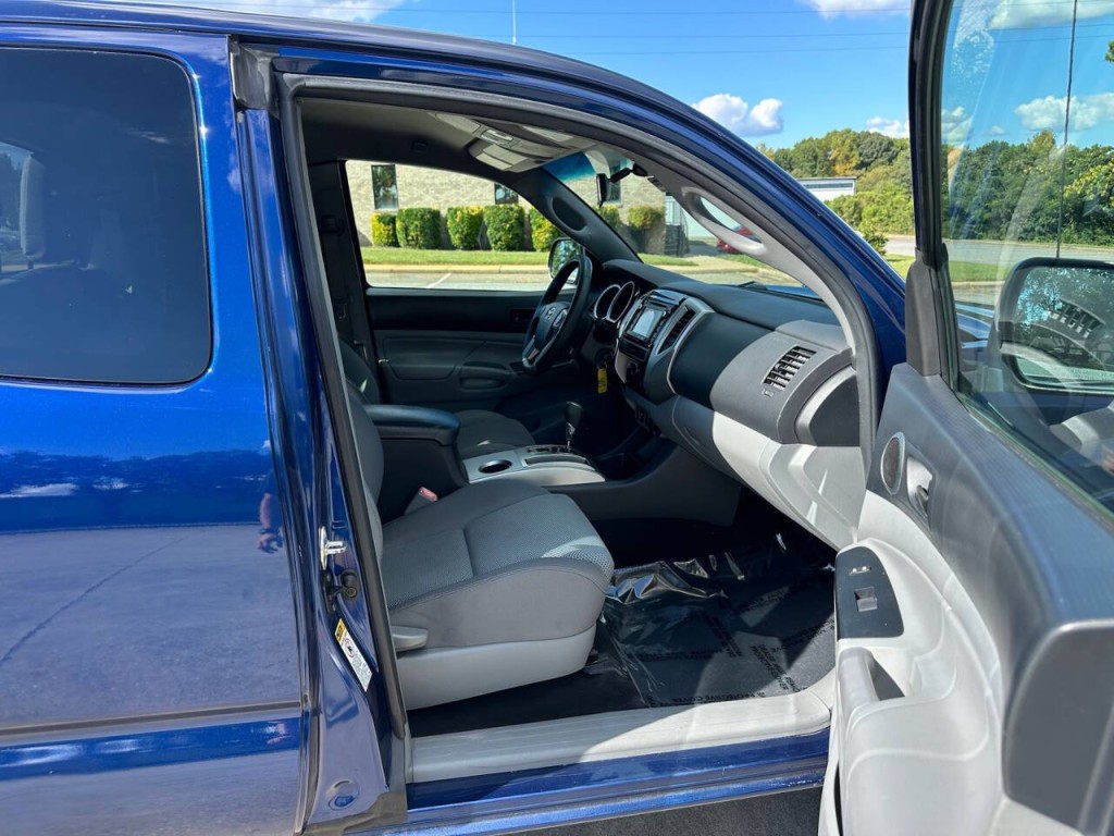 2015 Toyota Tacoma Image 10
