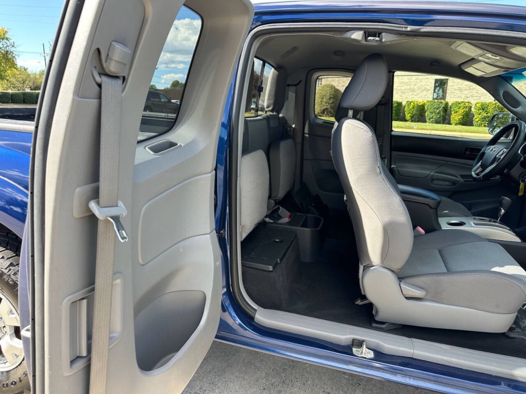 2015 Toyota Tacoma Image 11