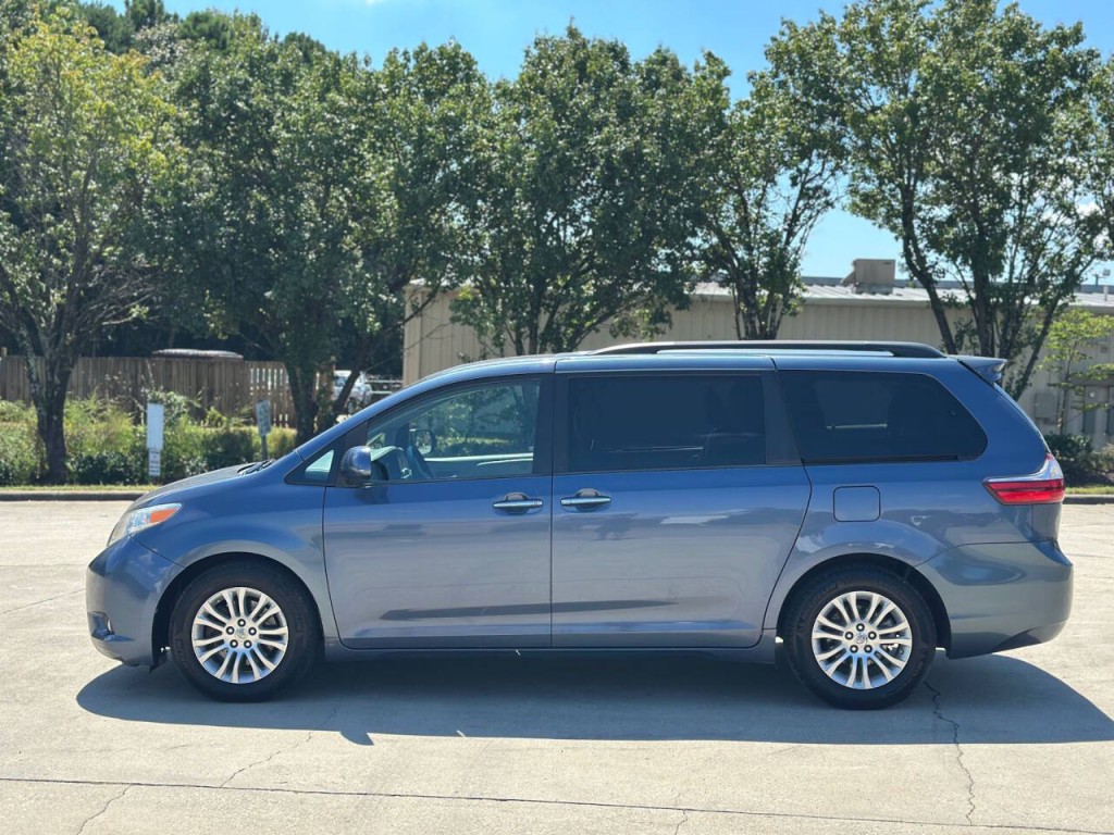 2015 Toyota Sienna Image 2