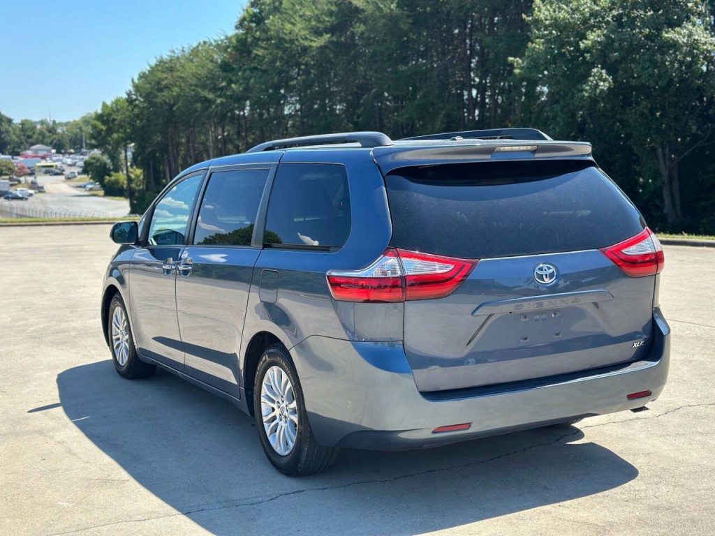 2015 Toyota Sienna Image 3
