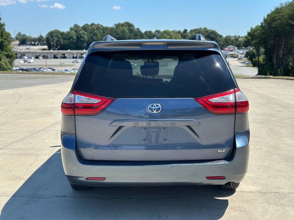 2015 Toyota Sienna Image 4