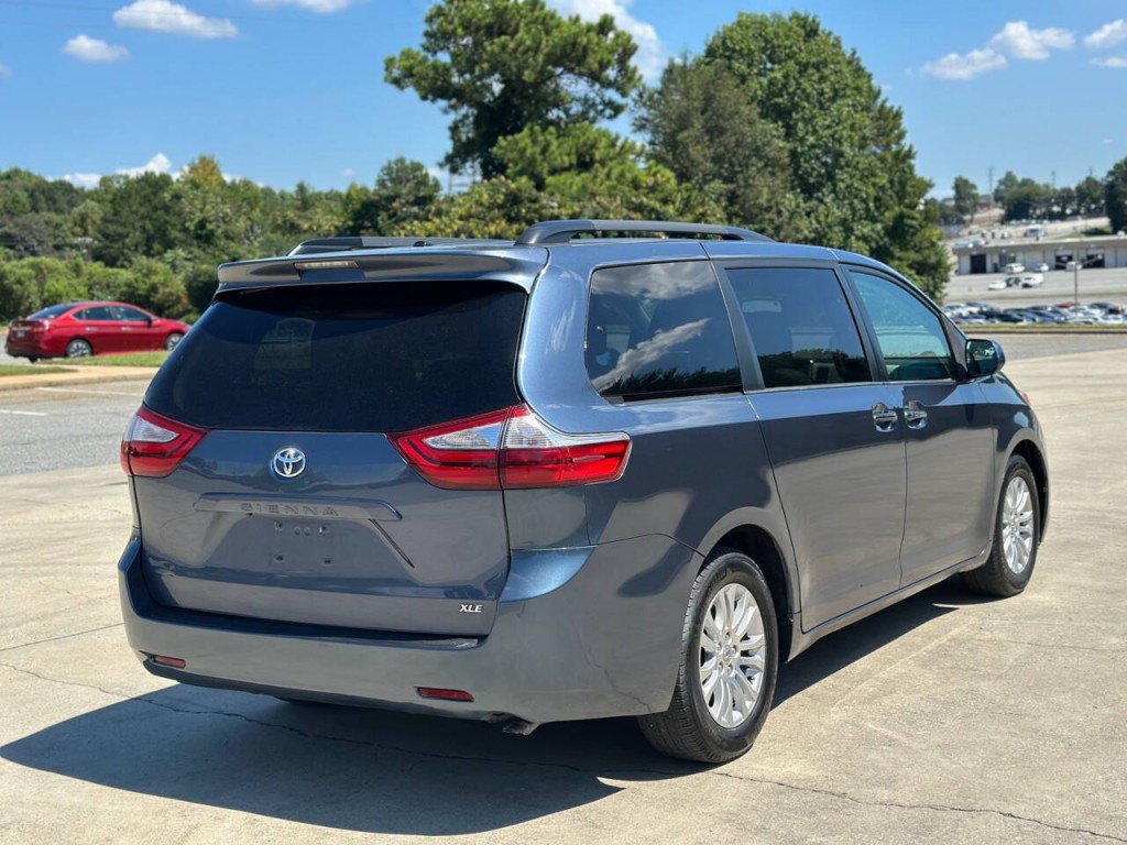 2015 Toyota Sienna Image 5
