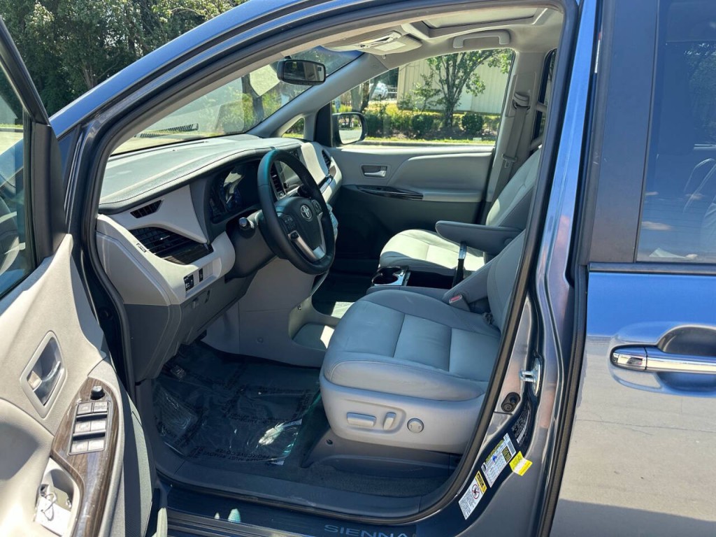 2015 Toyota Sienna Image 8