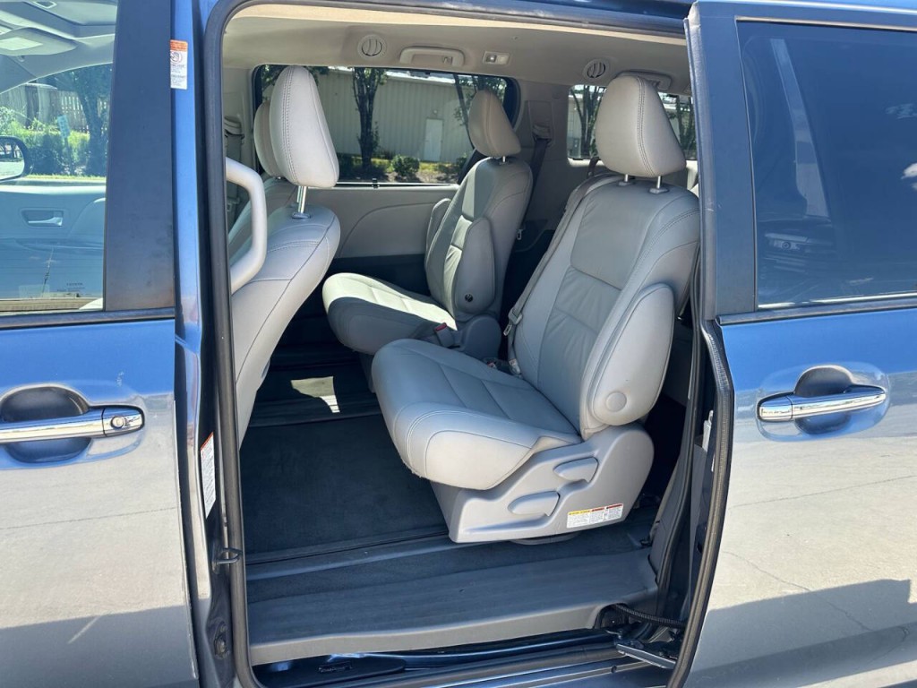 2015 Toyota Sienna Image 9