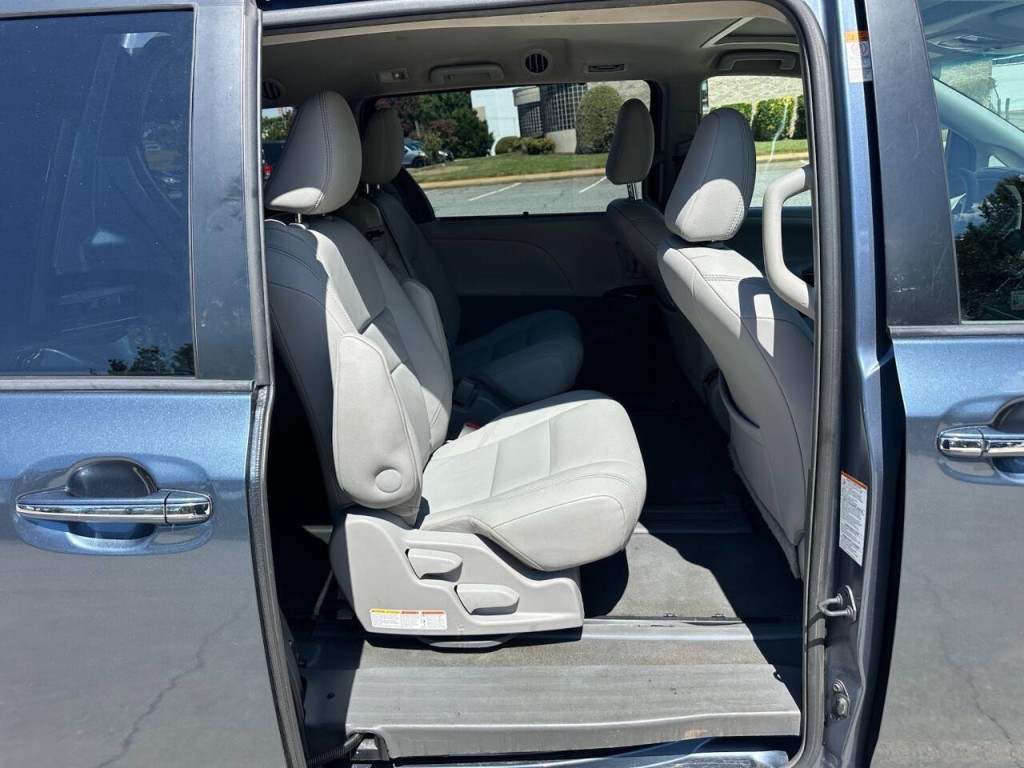 2015 Toyota Sienna Image 10